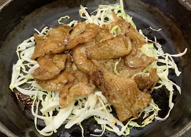 甘辛鶏皮鉄板焼